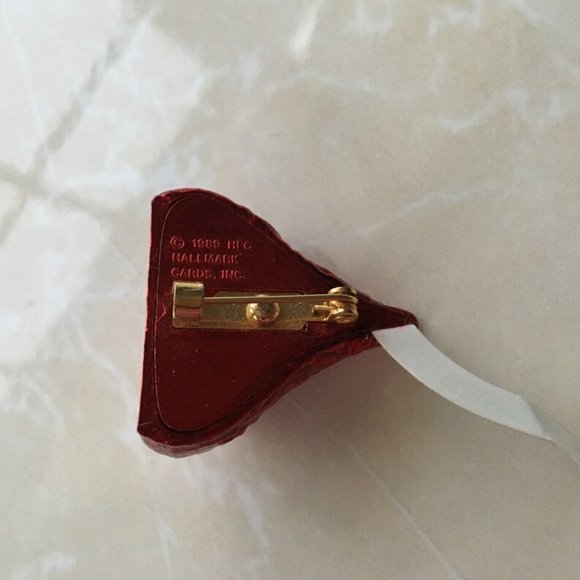 Vintage Hershey’s Kisses Pin Red - Picture 4 of 4